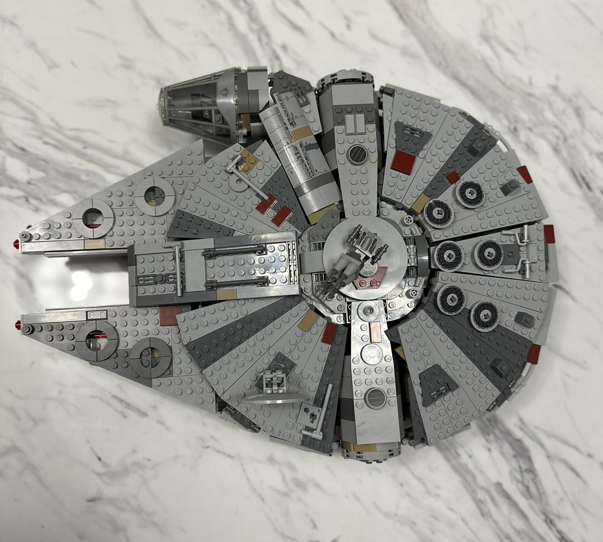 elpincheguevara's tweet image. La verdad me siento muy orgulloso de por fin terminar algo de lo que empiezo. Me tomó más de un año darme el tiempo y espacio de hacerlo, pero al fin quedó. #StarWars #milleniumfalcon #LEGO #legostarwars #HanShotFirst