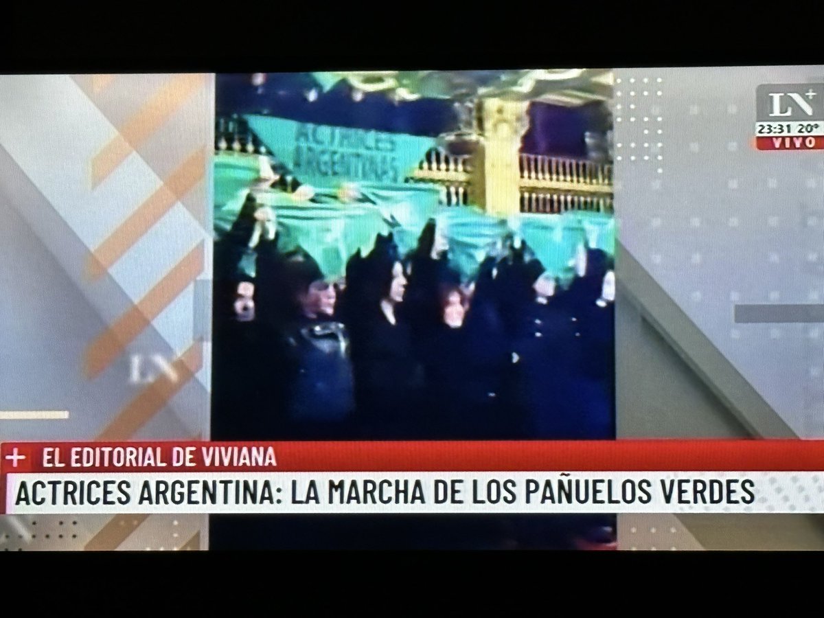 JustaCretina's tweet photo. Viviana Canosa… hace más d media hora q estás monologando… cada día aburrís mas y llegas tarde a todos los memes y hechos dl día! ABURRE!!! Para q invitas gente hermana? https://t.co/tdJCDjd4nw