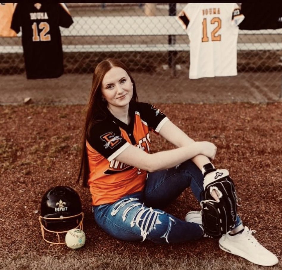 Esprit04's tweet image. Briley Bouma pitches a gem and hits a bomb tonight to help her Ellington Whippets advance to the Missouri State High School FINAL FOUR!  #GOBO #Comeback&amp;gt;Setback @brileybouma