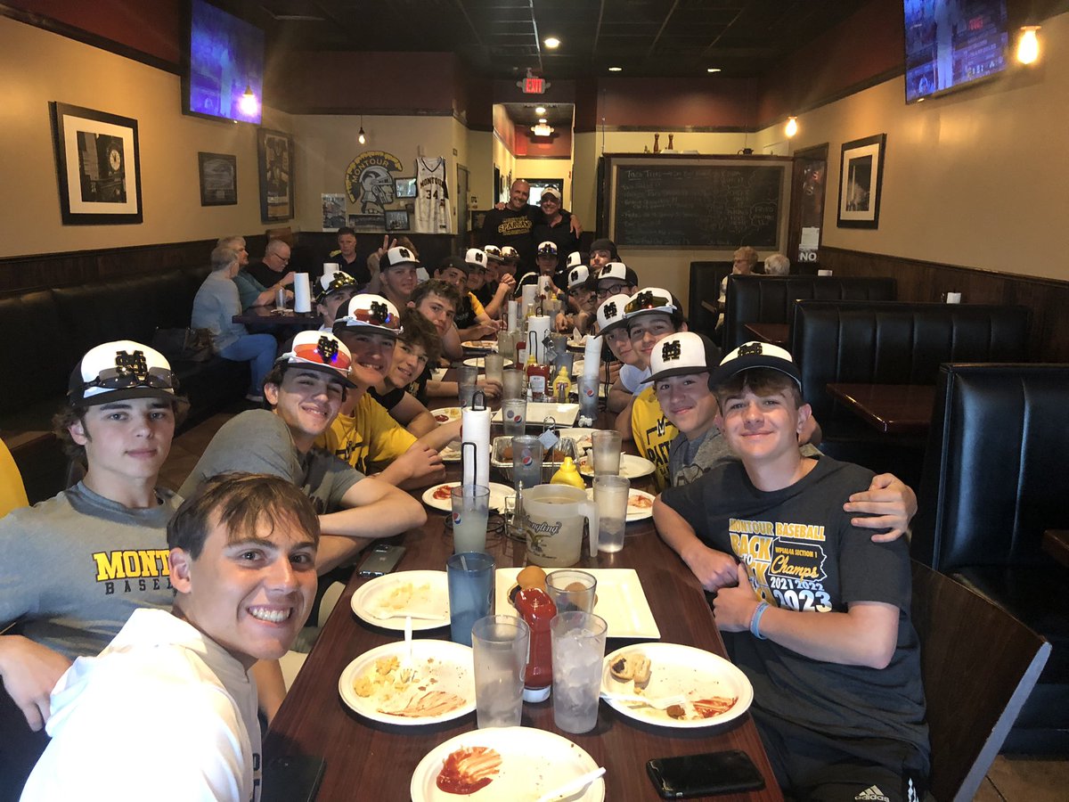 coachbobj's tweet photo. A big thank you to @Bobby_DsPage and Marky for feeding the boys on the eve of the playoffs. Great dinner, & amazing community support. #itstartstomorrow #playoffs @DR_CHRIS_STONE @hilltopspartan https://t.co/3K3qtbjcM3