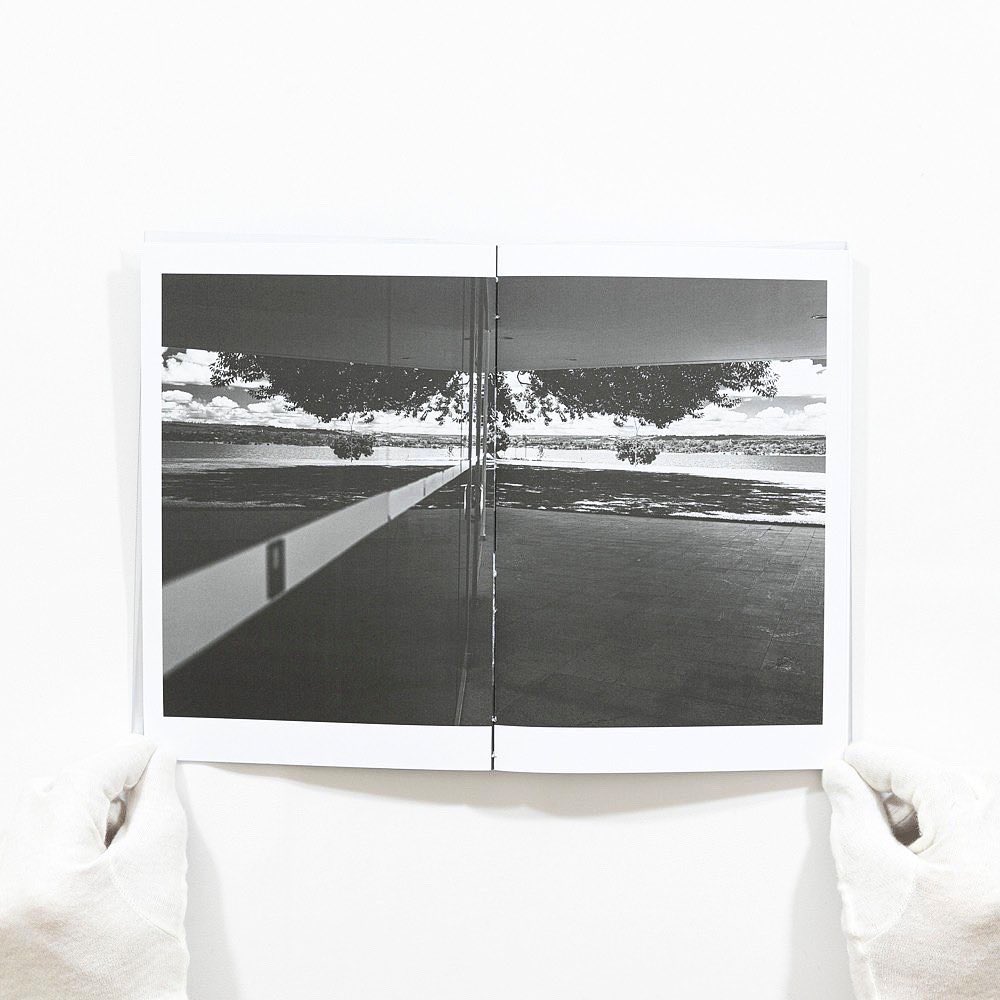 flavioedreira's tweet photo. Meu fotolivro ‘há tempos’
na Lovely House Casa de livros. Que demais!!!!
Por Fotô Editorial e
@flavio_edreira
#photobook #lovelyhouse #memories #hatempos #therearetimes #fear #delusions #architecture #arquitetura #oscarniemeyer #niemeyer #trasparent #eutiveumsonho https://t.co/PcZnKEa3E5