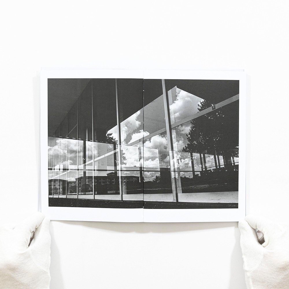 flavioedreira's tweet photo. Meu fotolivro ‘há tempos’
na Lovely House Casa de livros. Que demais!!!!
Por Fotô Editorial e
@flavio_edreira
#photobook #lovelyhouse #memories #hatempos #therearetimes #fear #delusions #architecture #arquitetura #oscarniemeyer #niemeyer #trasparent #eutiveumsonho https://t.co/PcZnKEa3E5