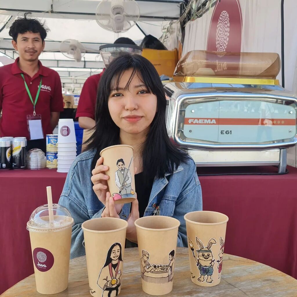 JavaCreativeCaf's tweet photo. We love the amazing artwork by Malinna Tea, celebrating the great athletes of the #SEAGames2023!

Come to the Java booth at Morodok Techo National Stadium for the closing ceremony and get a drink with a free drawing by Malinna Tea!

#gocambodia🇰🇭 https://t.co/raJVyX5Fgn https://t.co/CdKM0cwTpm