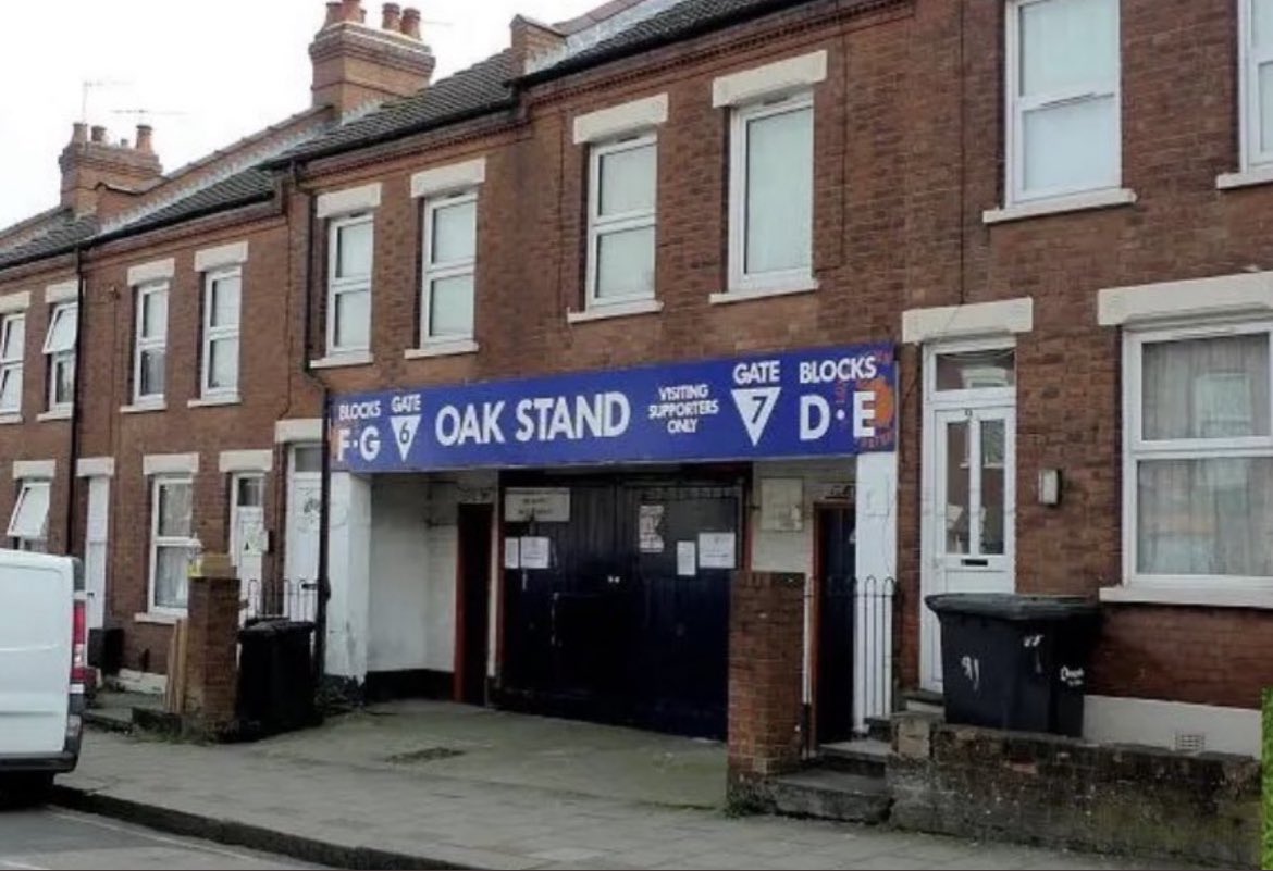 Juezcentral's tweet photo. Hoy, el Luton, que hace 9 años estaba en quinta división, venció al Sunderland y quedó a un partido de llegar a la Premier League. 

Su estadio fue inaugurado en 1905. Para ingresar a las tribunas, se entra  por las casas de los vecinos, pasando por sus jardines. Fútbol inglés💙⚽️.