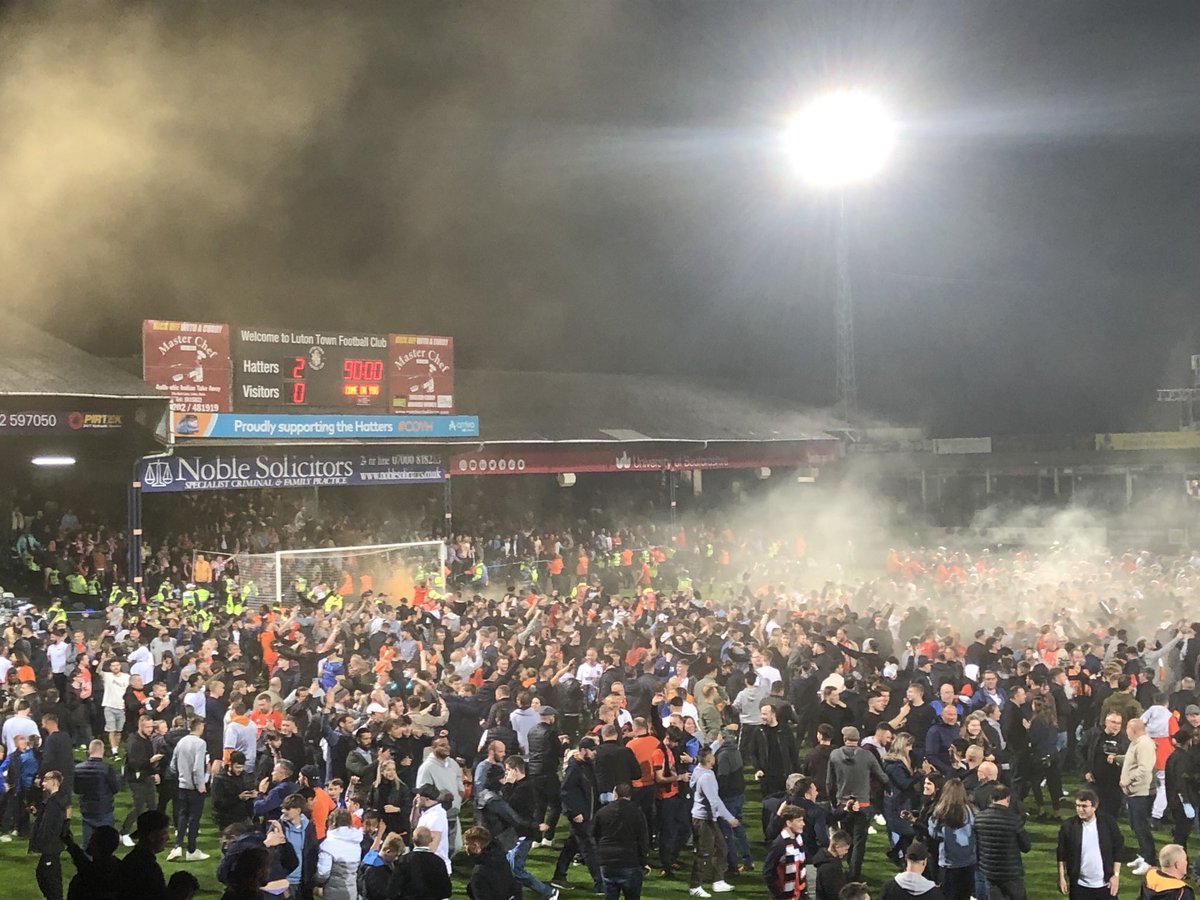 Juezcentral's tweet photo. Hoy, el Luton, que hace 9 años estaba en quinta división, venció al Sunderland y quedó a un partido de llegar a la Premier League. 

Su estadio fue inaugurado en 1905. Para ingresar a las tribunas, se entra  por las casas de los vecinos, pasando por sus jardines. Fútbol inglés💙⚽️.