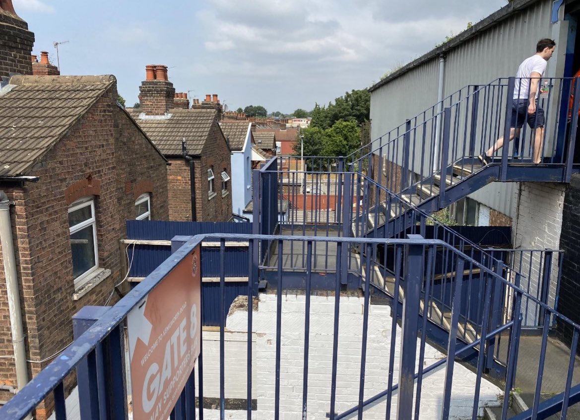 Juezcentral's tweet photo. Hoy, el Luton, que hace 9 años estaba en quinta división, venció al Sunderland y quedó a un partido de llegar a la Premier League. 

Su estadio fue inaugurado en 1905. Para ingresar a las tribunas, se entra  por las casas de los vecinos, pasando por sus jardines. Fútbol inglés💙⚽️.