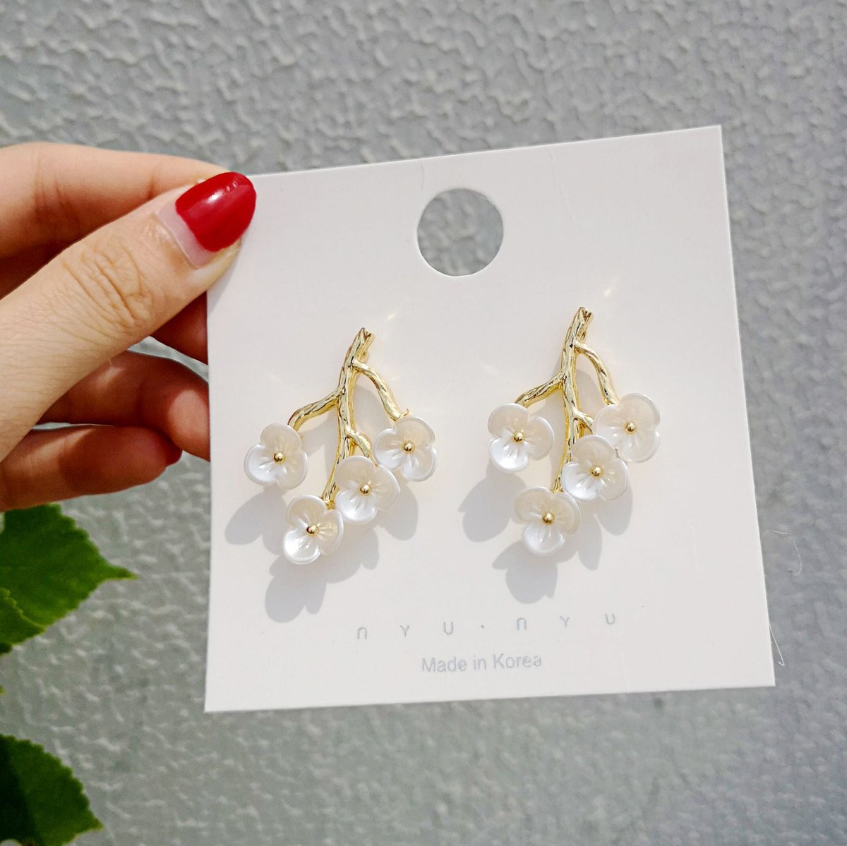 Beautifully crafted earrings that you'll love.
shopuntilhappy.com/products/pearl…

#jewelrymagazine #jewelryremake #jewelrydesig #earringrack #resinearrings #earringcharm #earringcard