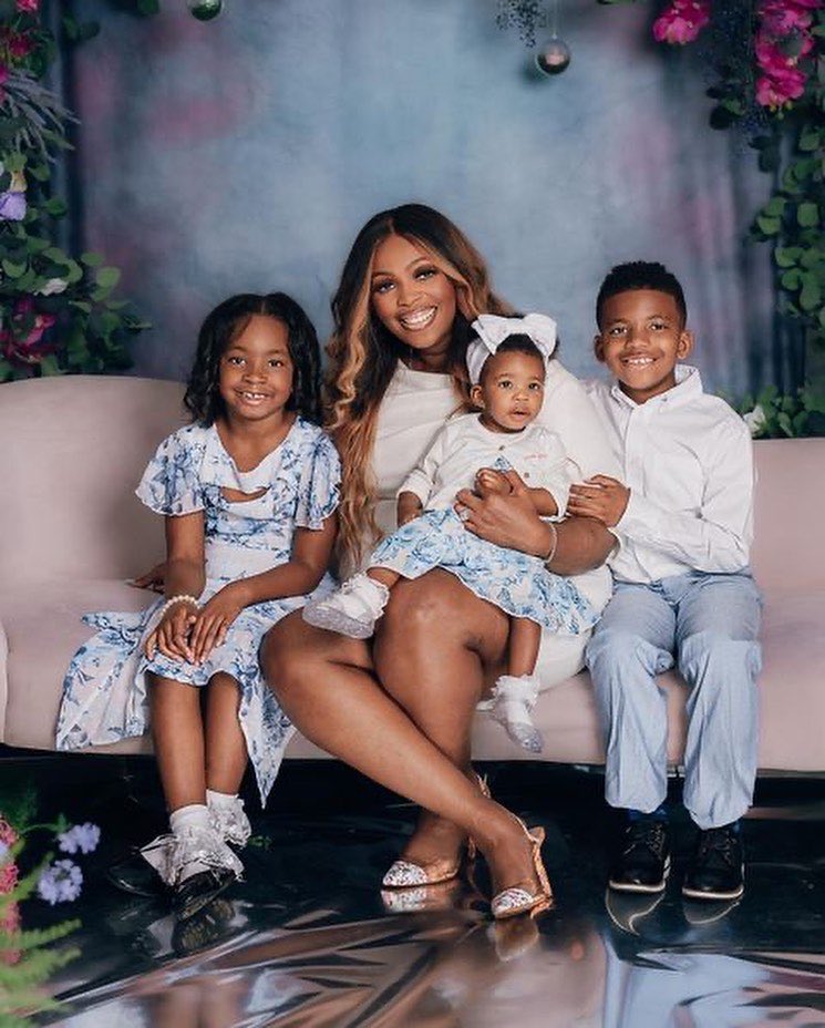 There’s nothing like a mother’s love ✨ @ shanawilsonwilliams and her children look so beautiful in this Mother’s Day photoshoot 😍 Shout out to all the moms who are going the extra mile to ensure that their children have amazing life experiences 🙌🏾 #blackmomsmatch