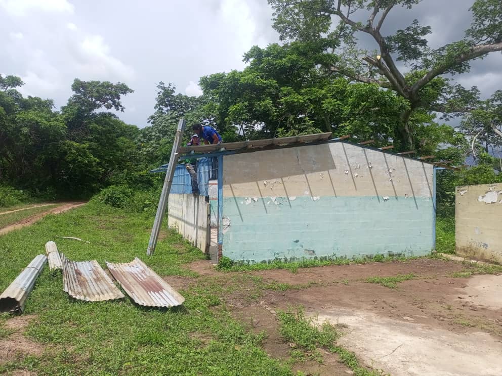ZE_Apure1's tweet photo. #EnFotos | BRICOMILES BRICOP, junto a la A/Ú de Educación Dra. @marys_orasma, dando respuestas inmediatas,municipio Romulo Gallegos comunidad las Piedras, rehabilitación en general con techado, pintura,puertas,poda de árboles entre otras en la EP Florencio Antonio @_LaAvanzadora https://t.co/x4vj0jQ4Z2