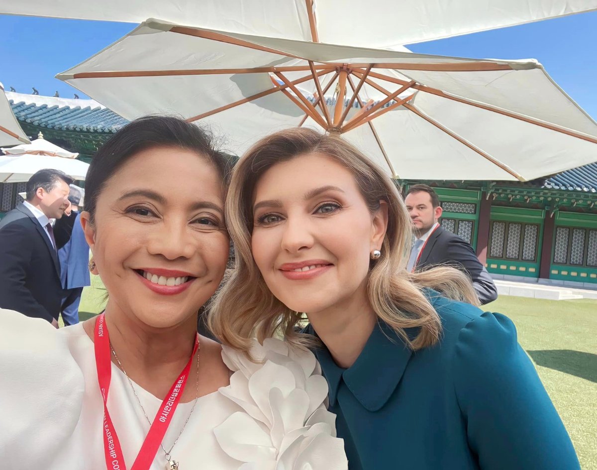 inquirerdotnet's tweet photo. 'WITH UKRAINE FIRST LADY' 

LOOK: Former Vice President Leni Robredo shares a selfie with Ukraine's First Lady, Olena Zelenska, who she says “delivered a very moving speech.” | 📷: Robredo/Facebook via Paula Acuavera, https://t.co/EDjVS4ZpUM trainee https://t.co/GfIrAwBnrG