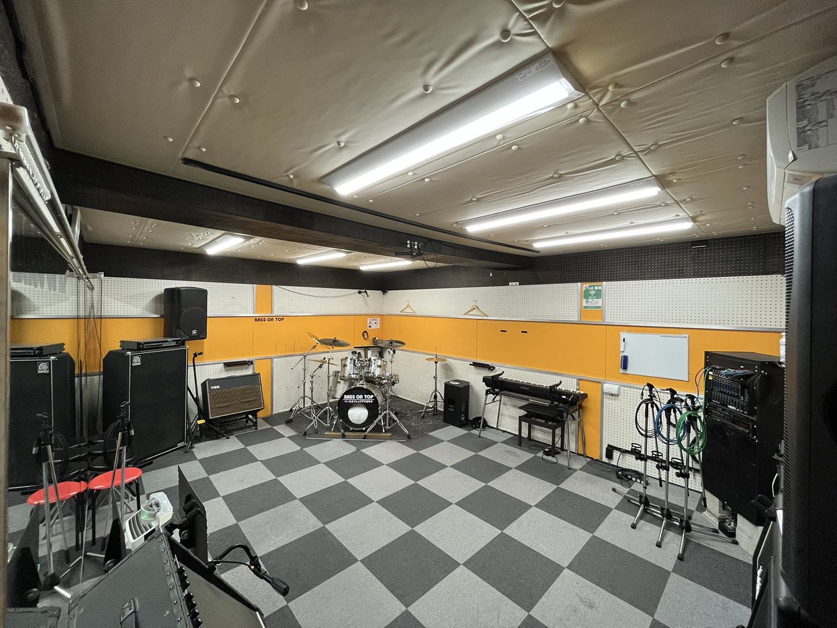 bassontop_ama's tweet photo. ◎尼崎店オープンいたしました◎
■本日の営業時間 12:00-23:30■

4月で25周年を迎えた尼崎店…
遂に部屋内の蛍光灯リニューアルしました💫

部屋が明るいと気持ちもあがりますね…!!
本日は19時頃まで空きありです◎

皆様のご利用お待ちしております♪
https://t.co/NKZbToN2Ez https://t.co/wzXxb8W5IO
