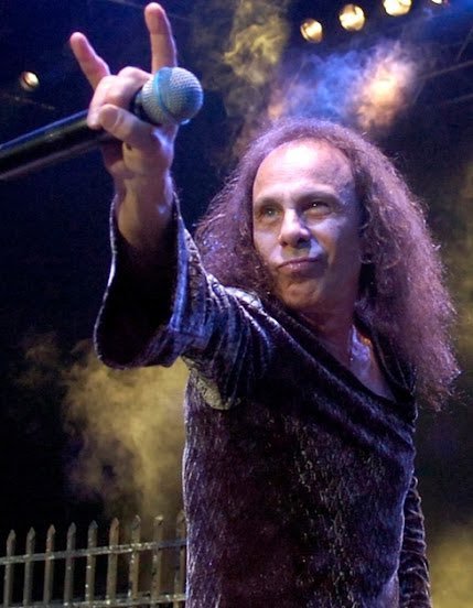 ¡Feliz Día Mundial del Heavy Metal! Hoy se cumplen 12 años de la celebración en honor a Ronnie James Dio, el gran vocalista de Black Sabbath que además creó el ‘maloik', la icónica ‘señal del Rock’: bit.ly/2Jwfo5f #EfemérideQRP #HeavyMetal #Dio #DiaMundialDelHeavyMetal