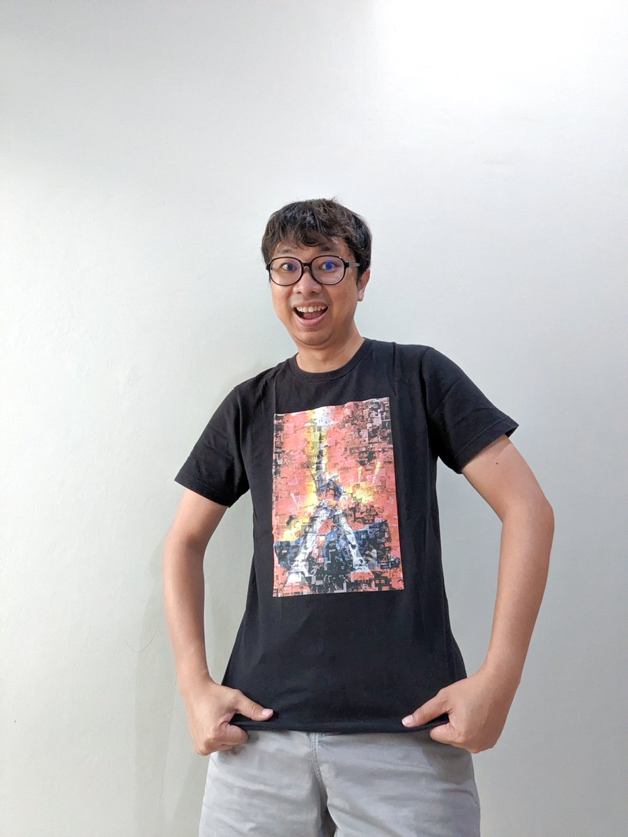 Menjawab tantangan billboard kemarin, hari ini gue memutuskan memakai kaos UT Gundam 40th Anniversary yg sangat spesial. Karena ini salah satu hadiah perpisahan dari teman kantor dulu. 🥲 Iya, teman gue juga #anakuniqlo 🤣