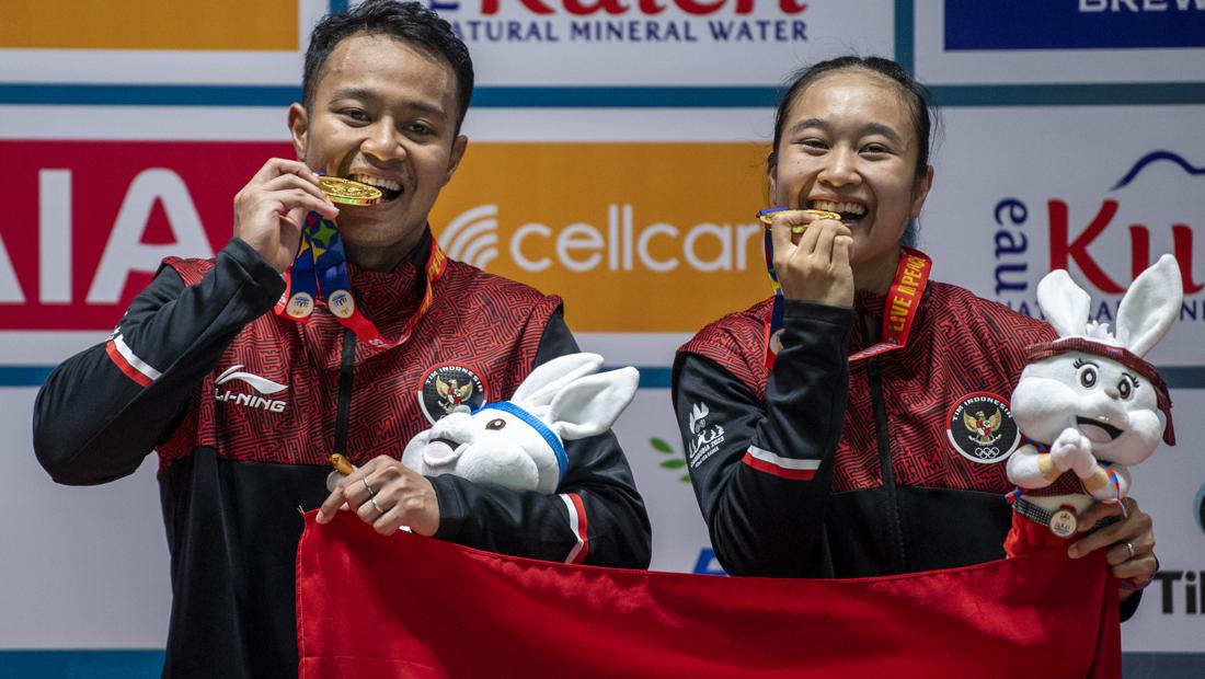 CNNIndonesia's tweet photo. Indonesia kembali menjadi juara umum di cabor badminton #SEAGames2023. Di nomor perorangan, Indonesia nyaris menyapu bersih medali emas, hanya tunggal putri Indonesia yang gagal meraih emas. https://t.co/16GW9pjNzm #CNNIndonesia https://t.co/Kfd3xejVNP