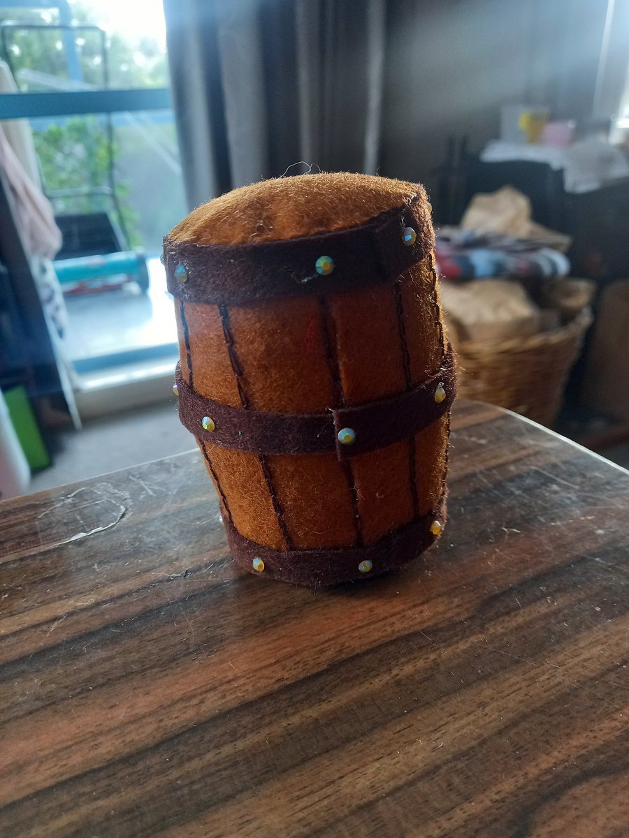 I made a pin cuwhion. It's a barrel