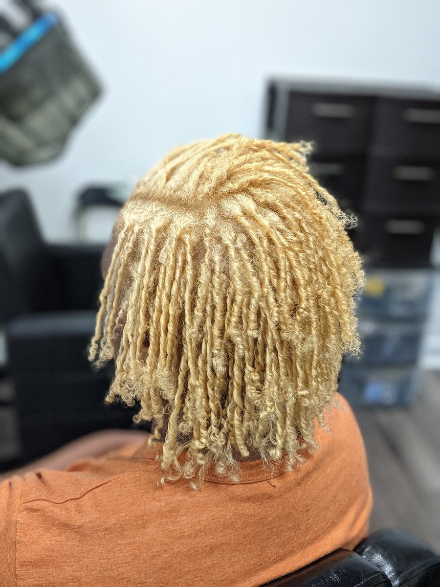 ann_stylez's tweet image. Hair color and a Curly Coily Set!
Book the Look!
styleseat.com/annbrown3

#matrixcolor #salon #behindthechair #haircolor #naturalhair #healthyhair #hairsalon #salonnearme #RVA #804hair