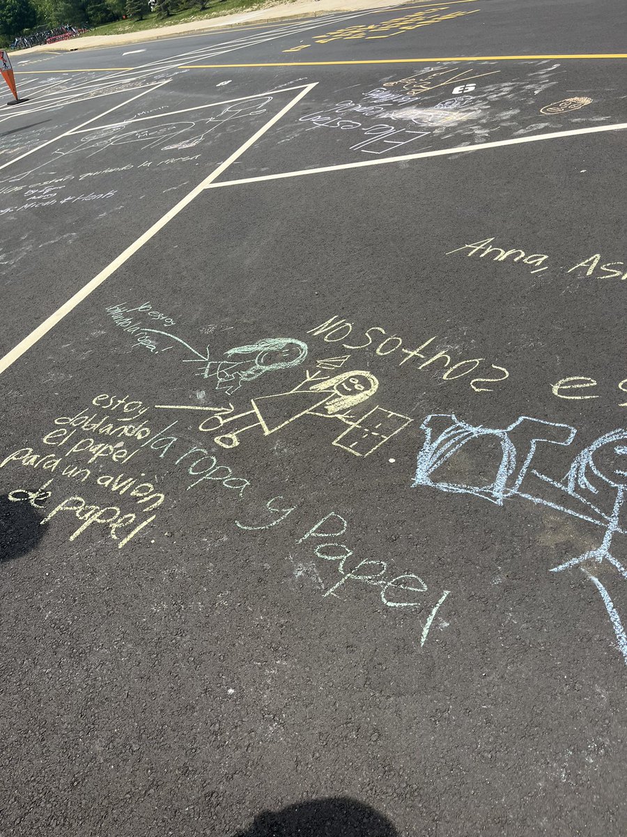SraRadosti's tweet photo. Outside grammar practice on this beautiful day with my super creative Spanish 1 Ss @RvilleProud @pond_road https://t.co/yPzp5BapoG