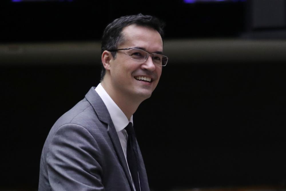 revistaforum's tweet photo. Fez história 

Legado de Dallagnol na Câmara foi ser humilhado por Dino, Glauber Braga e Boulos

🎥Relembre com VÍDEOS: https://t.co/jpBYYvIlXo https://t.co/ISlApZtZFj