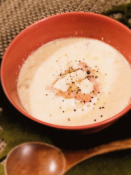 お鍋1つで作れる✨【カンタン!ポークビッツ入りたまご牛乳スープ】🥩🥚🥛🥣✨  ポークビッツを魚肉ソーセージにしても、ベーコンやハムにしても美味しいです✨  ※生肉を入れるときは、火をしっかり通してお召し上がりください