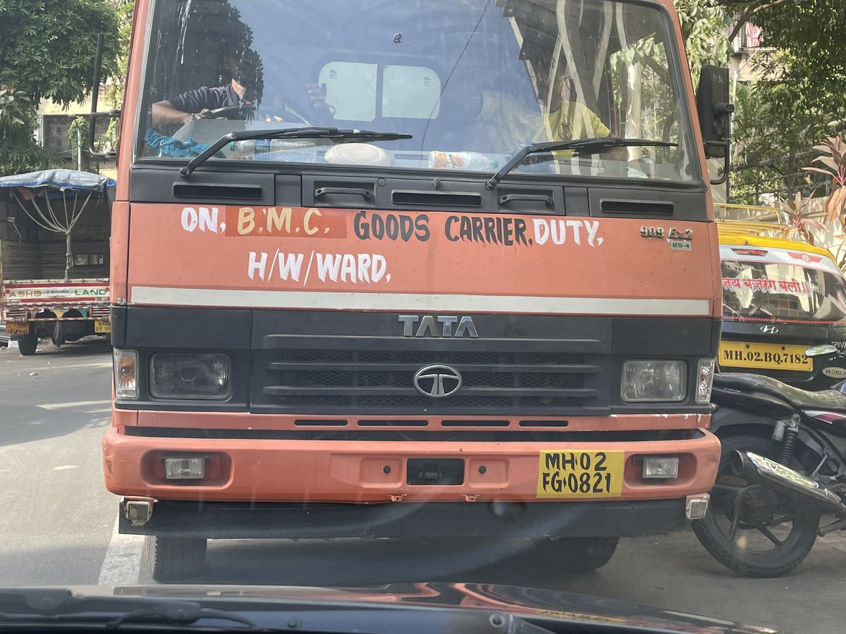 SuchiG's tweet photo. @mybmc @MumbaiRTO I wonder if Government vehicles are allowed to break rules by entering one way roads, creating traffic jams and then misbehaving https://t.co/af0HEomZey