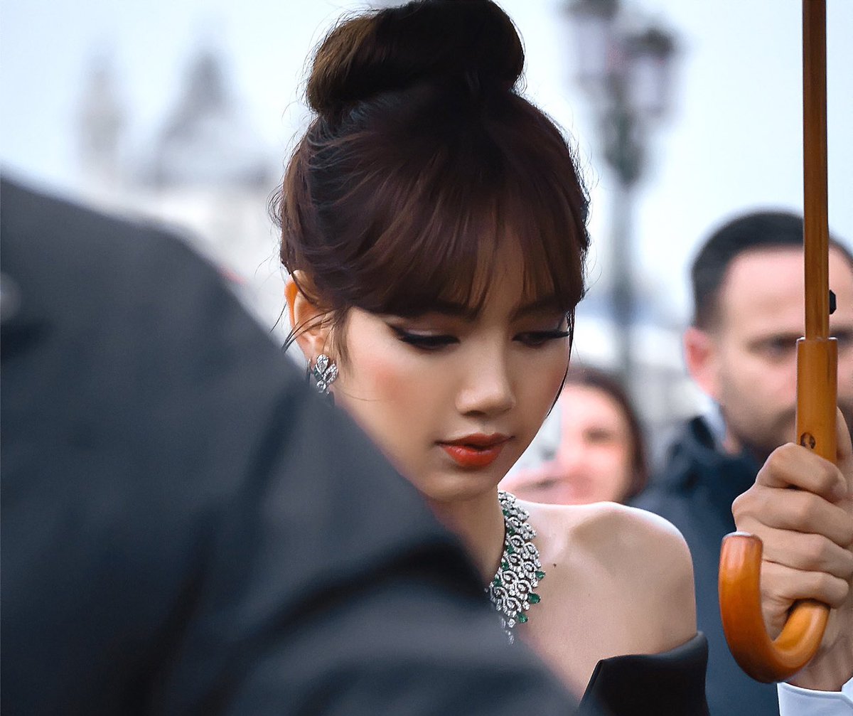 lalisahourIy's tweet photo. she’s so undeniably beautiful https://t.co/dJGDvzbMSP