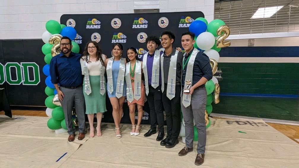 MHSRoboticsEPTX's tweet photo. Congratulations to our SYNERGI4 robotics seniors for earning their graduation stoles!! 3 weeks left until graduation!! #TeamSISD https://t.co/8QOiE4rLIm