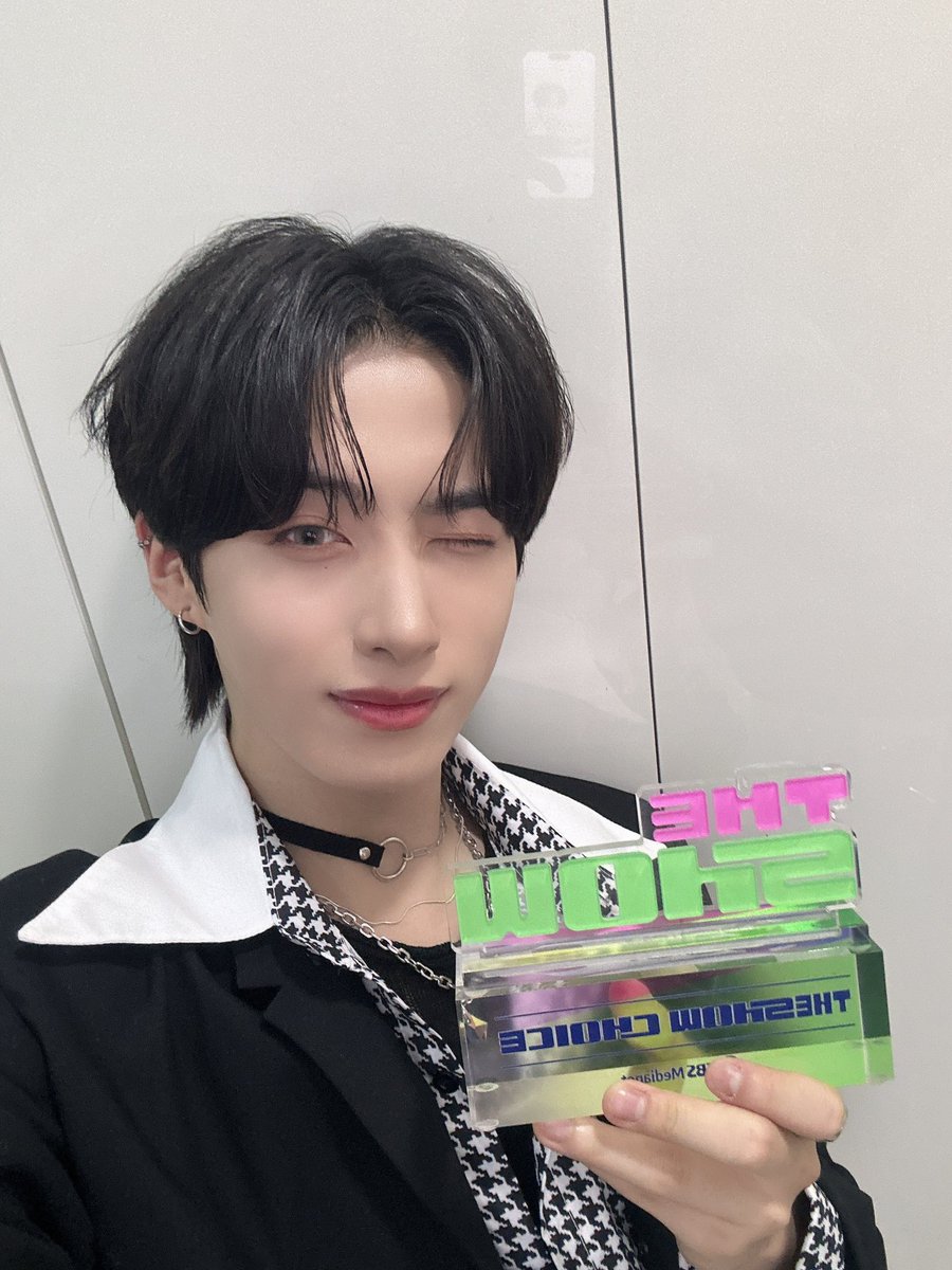 official_ONEUS's tweet photo. [#시온]
1위라니.. 1위라니..!! 달님들 덕분에 또 이렇게 선물을 받았네요ㅎ 너무 고맙구 앞으로도 더 자랑스러운 가수가 되도록 노력할게!! 오늘도 너무 많이 사랑해 우리 달님들🌏💜🌙 https://t.co/HmVc0esi5m