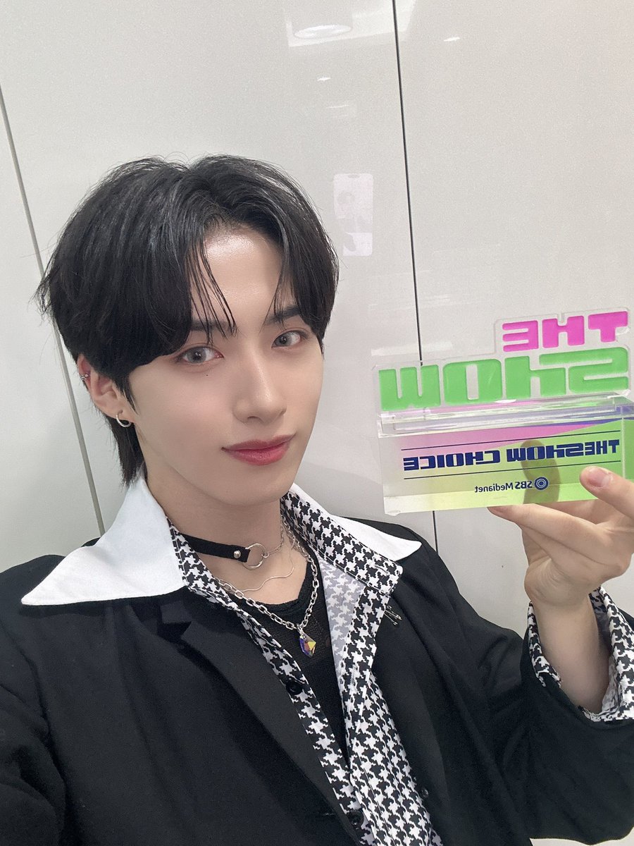 official_ONEUS's tweet photo. [#시온]
1위라니.. 1위라니..!! 달님들 덕분에 또 이렇게 선물을 받았네요ㅎ 너무 고맙구 앞으로도 더 자랑스러운 가수가 되도록 노력할게!! 오늘도 너무 많이 사랑해 우리 달님들🌏💜🌙 https://t.co/HmVc0esi5m
