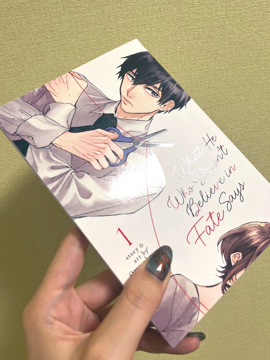 英語版の本いただいたんだけど、みみみみみみみみ見て!!!!!人物とタイトルがニス盛りされてる!!!!しかも本文も赤い糸の印刷あるーーーーーーーー!!!!!!!!!!めっっっっっっちゃ嬉しい!!!!