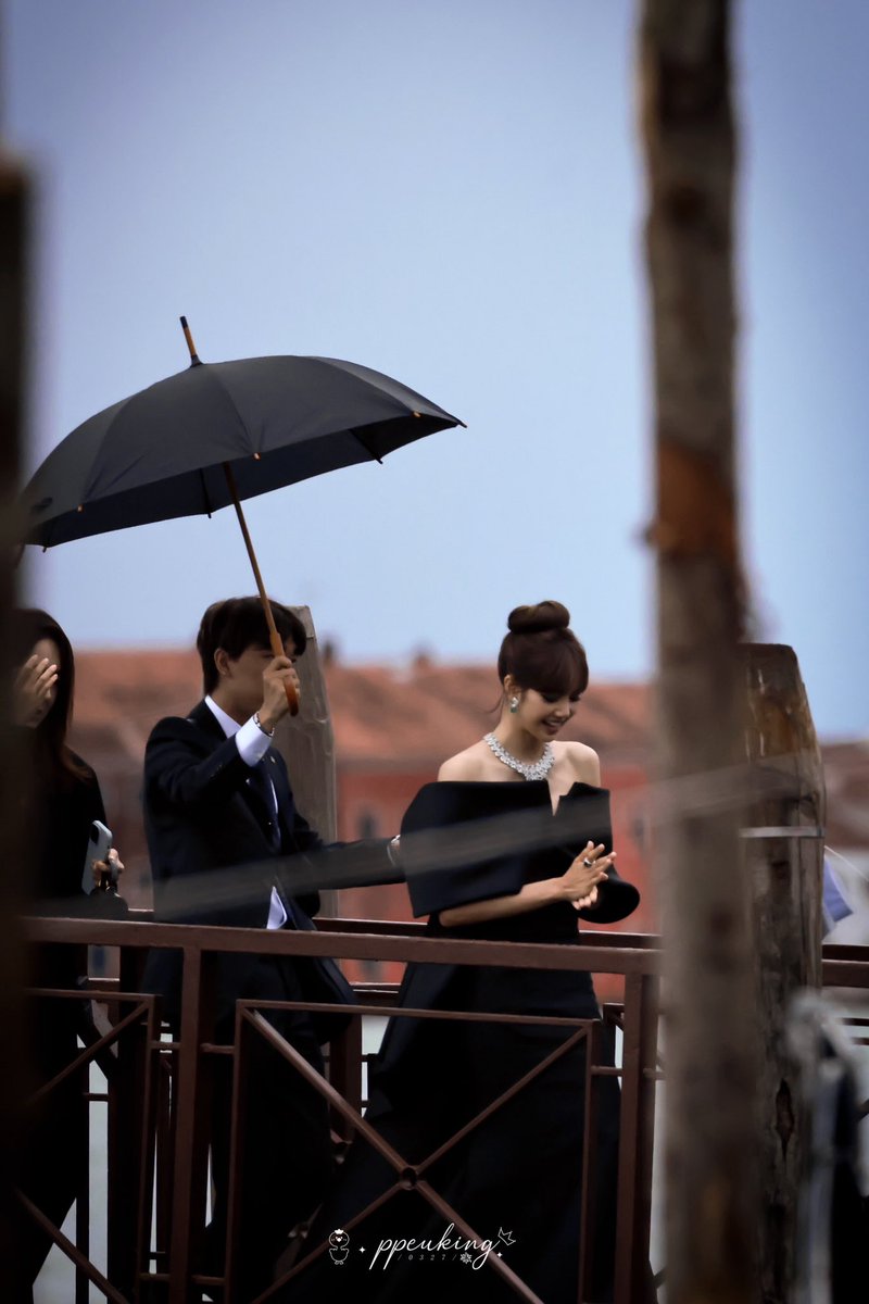 TheManoban_Walk's tweet photo. Hold on. These looks like those fan-taken pictures from behind the scene of a movie shootings😳

LISA BULGARI MEDITERRANEA #LISAatBvlgariRunway
#LISAXBVLGARI https://t.co/bLsPt0QDra