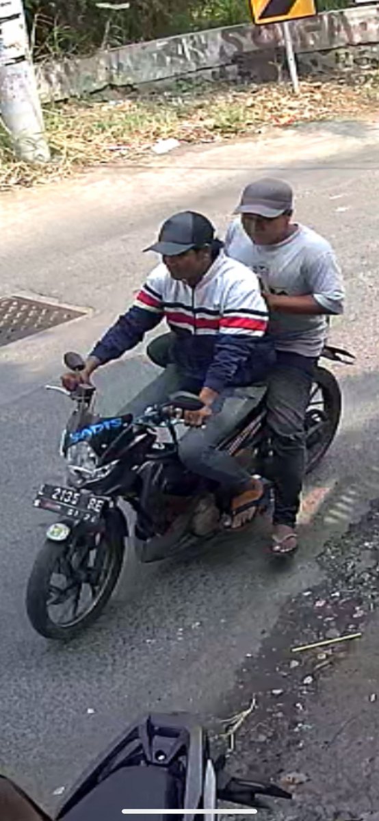 19.23: Richard pendengar SS melaporkan, adiknya jadi korban penjambretan di daerah Keputih Tegal. Tas adiknya dijambret oleh dua orang yang naik motor jenis Satria dengan nopol L 2135 RE. Terdapat stiker "Sadis" di head lampu bagian depan. Aksi ini juga sempat terekam CCTV. (pr)