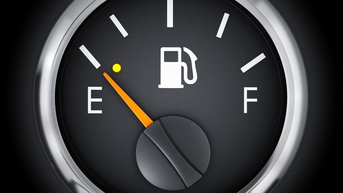 Did you know that the size of a car's gas tank affects how far it can travel on a full tank of gas? Our latest blog analyzes fuel tank sizes and how they affect mileage. Check it out to learn more! 

labworkauto.com/blogs/fuel-tan…

#fuelcapacity #carmileage #drivingtips