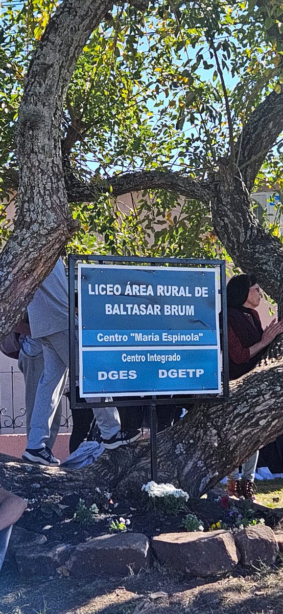 juliovaucher's tweet photo. Celebración de los 35 años del Liceo de Baltasar Brum de @dges_Uruguay. Colegas de @UTU_Uruguay acompañando a esa pujante comunidad educativa que integra nuestros cursos de FPB y EMT. Hermosa jornada compartida con colegas de todos los subsistemas de la @ANEP_Uruguay https://t.co/eucm93wXql