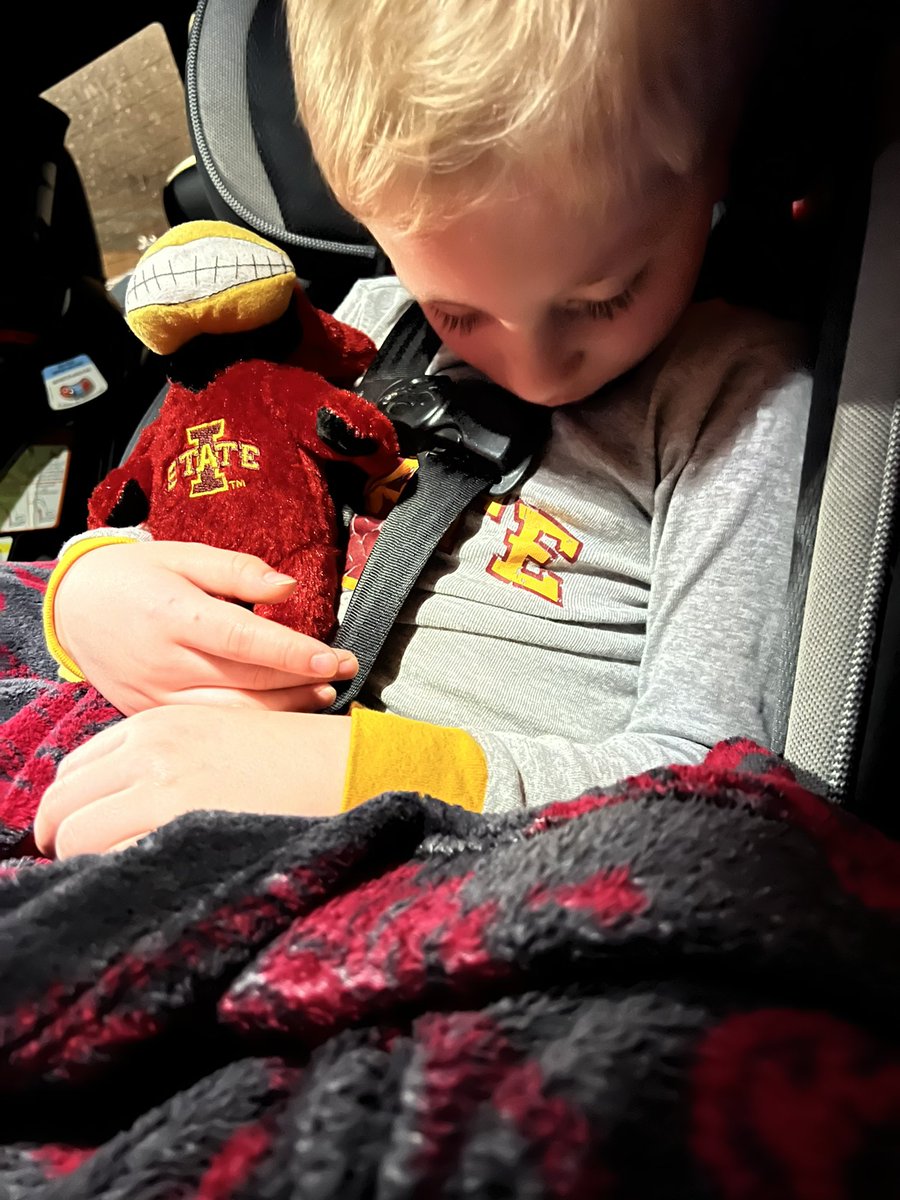 SHANEBEENKEN's tweet photo. Two little boys love their CY/Clones, Great night in okoboji!! Now one is dreaming of ISU!! Thank you CY for all the hugs and high fives! Loyal sons forever true…#CycloneTailgateTour https://t.co/1pdRiSHXyV