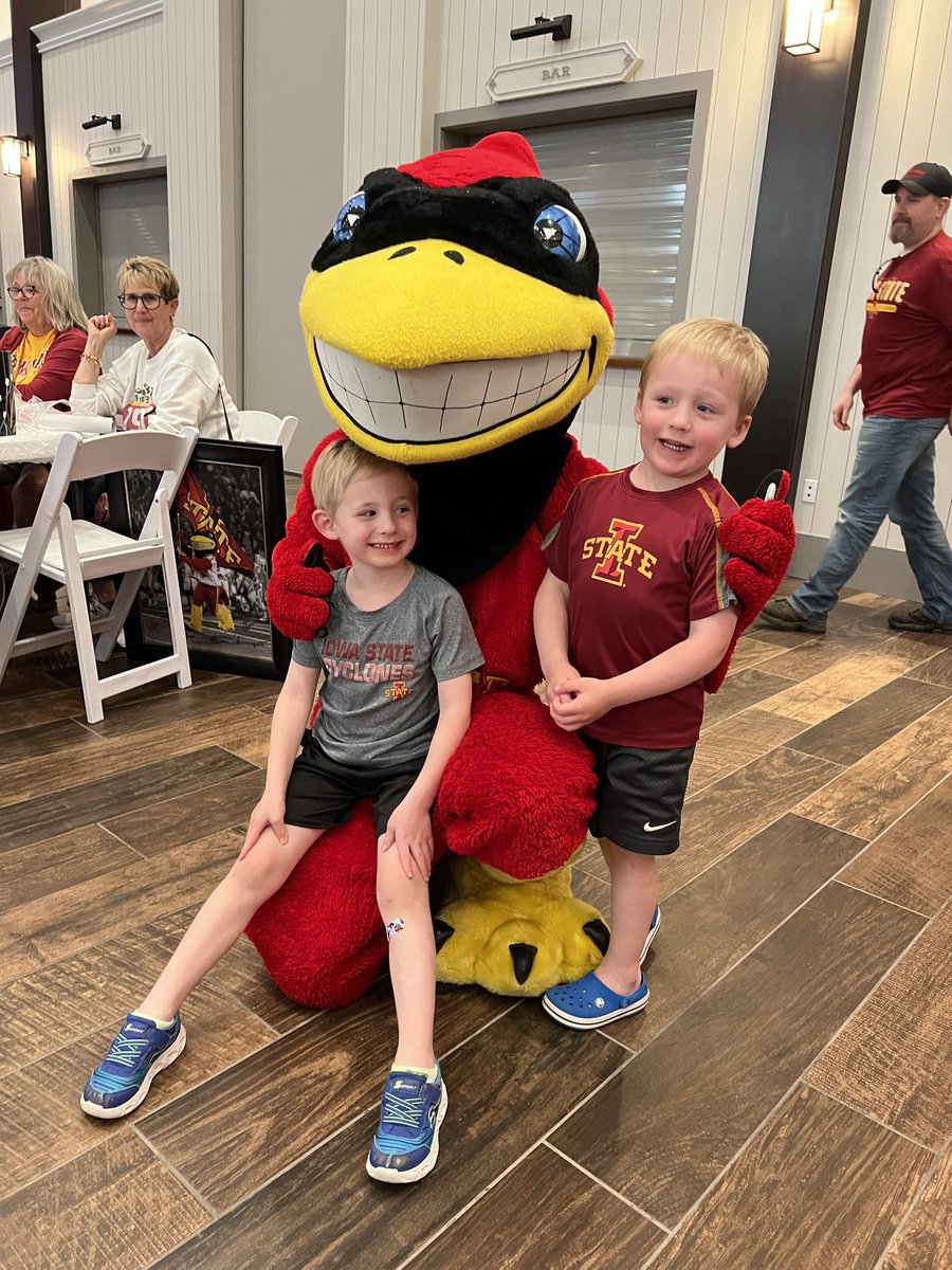 SHANEBEENKEN's tweet photo. Two little boys love their CY/Clones, Great night in okoboji!! Now one is dreaming of ISU!! Thank you CY for all the hugs and high fives! Loyal sons forever true…#CycloneTailgateTour https://t.co/1pdRiSHXyV