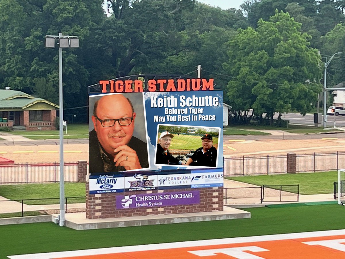 high_texas's tweet photo. The voice of Texas High Sports…we lost a good one last night with the passing of Keith Schutte. His preparation &amp; passion and love for all things Texas High will be missed!!!!  His Tiger Heartbeat is lit up tonight as we drive by…rest easy SHUTTE!  #🐅🧡
@TexarkanaISD https://t.co/MnncTISmaE