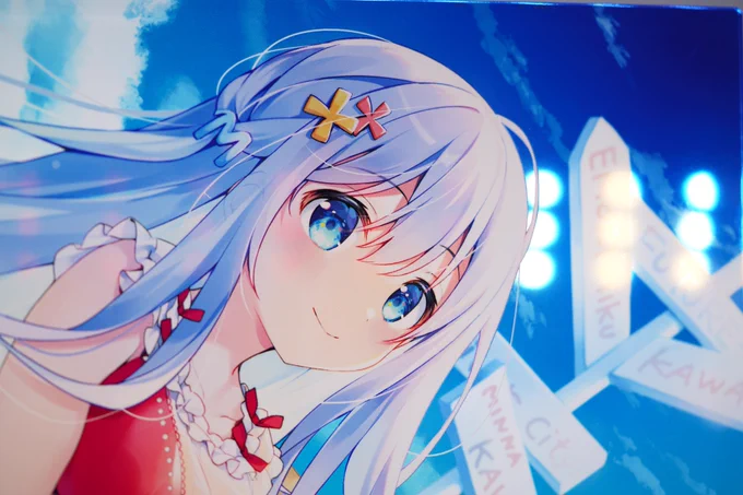 「ミラーアクリル」&「透過アクリル」 そして「エリアル(アルミ合金)」の違い  お問い合わせが多いので改めてご説明します。説明の都合上、「透過」、「ミラー」と略します!  材質 さて、この話の主役は「アクリル」という素材なんですよ。透過とミラー、どちらもアクリルから作られています。  そして、アクリルには色々な種類があるんですが、その中でも特に透明度が高いと評判の「キャストアクリル」を使っています。  「キャストアクリル」の作り方はなかなか面白いんですよ。製造工程では、まず上下にガラス板を2枚重ねます。その間にアクリルの原料を流し込むのです。それをしっかり固めていくと、こうして「キャストアクリル」が出来上がります。  アクリルには、この「キャストアクリル」ともう一つ「押出しアクリル」という2種類があるんです。どちらも素晴らしい素材なのですが、キャストアクリルの方が高価となります。その分、品質は抜群ですよ!  会社の都合で言うと、見た目ほとんど変わらないので、押出で作ったほうが安いのですが(廉価な製品はほぼ押出し)、しっかり手磨きしたキャスト剤は、ガラスを凌ぐ透光性、 水晶のように透き通った硬質な透明感、艶、があって、比べると重厚な質感があるのです。  エリアルは航空機でも使用されている軽量かつ硬いアルミ合金です。  印刷 今度は「RGB印刷」についてお話ししましょう。私たちのトップラインの製品は全部、この「RGB印刷」を使っています。RGBって何かって?それは、カラー画像を表示するための色の表現方式のことなんです。だから、色を精密に表現することができるんですね。  例えば、イラストレーターさんが描いた絵は、このRGB色空間で描かれています。だから、そのままの色彩を再現するためにもRGB印刷が必要なんです。  でも、通常の同人誌やアクリル印刷では、CMYKという別の色空間を使います。でも、CMYKに変換すると、どうしても色がくすんでしまうんですよ。  だからこそ、私たちの商品は「発色がすごい!」とお客様から評価をいただいています。その秘密は、もちろん印刷技術にもありますが、RGBで色を入力していることが大きな要素なんです。  余談ですが、ジークレー印刷という高品質な印刷方法も、高価な業務用RGBプリンタを使っています。これもまた、色彩豊かな印刷を実現するためなんですよ。  他にはないこだわりポイント アクリルの印刷には厚さがあるものにも印刷が可能なUVプリンターというものを使用します。このプリンターは様々な材質や厚さのある材料、ワインボトルなどにもに印刷が可能な反面、CMYK入力のため色がくすみやすくなっています。色校正によってある程度くすみを抑えることは可能ですが、RGBでしか実現できない本来のイラストレーター様の絵の色を完全に再現するのは不可能です。  ざっくり説明すると、RGBは光を混ぜて色を表現する方法で、CMYKはインクを混ぜて色を表現する方法です。色域が異なり、RGBは色を混ぜると白になり、CMYKは黒になります。これがCMYKで色が沈む原因です。  そもそも作画するPCディスプレイのモニターがRGB出力であることで、デジタルアーティストはRGBで作画します。  私達は「引き算のモノ作り」にこだわっています。イラストレーター様の描いた色に何も足さない。そのまま出力することをこだわっています。  CMYK色空間だと色がくすむので、商業印刷では「色校正」という作業が存在します。これは、沈んだ色に対して、明度、彩度、色相、カラーバランスなどを足していく作業です。CMYKはRGBと比べて彩度が足りないので、その分足すんです。言い換えると色域の違いを足して「誤魔化す」んですね。  なので私達はRGBで描いたイラストに対して、CMYKで出力することを「贋作(テンプラ)」と呼び、RGBで出したものを本物(モノホン)」と社内では言っています。  私達のトップラインの商品はRGB入力を行います。足してごまかさない。シンプルだからこそ難しい。シンプルだからこそ奥が深い。「引けてこそホンモノ」だと思っています。  RGBならそのままポンって色が出るんじゃないの?って思うかもしれませんが出ません。メディア(紙とかアクリルのこと)によってインクのノリが違うので、微妙に色が変わってしまうからです。ジークレー複製原画では、これを避けるために私達は「紙」で解決しています。色を足して誤魔化すのではなく、足さなくてもいいようにそのまま発色する紙を探したのです。理想の色を再現する紙に出会うのに5年かかりました。  全部話すと長くなるのでこのへんにしますが  私達が作っている製品は「ダシの味だけを追求した」「無化調のラーメン」みたいなものだと言えばわかりやすいかもしれないです。  それぞれの特徴  透過 特殊な技術を持つ職人の手によって、後付のレイヤーワークでキャラは無透過にし、背景を透かして色を付けています。裏表どっちから見ても反転するだけで同じ品質で印刷されているのが大きな特徴です。この透かして色を出すというのが特許技術で他社では真似できません。ビーチのシーンなど明るめのイラストにうってつけです。  ミラー 製法は透過と同じですが、こちらは透過箇所にミラー加工をし、深みのある表現を実現しています。夜景のシーンなど暗めのイラストにうってつけです。  エリアル 南アルプスの仙人が一枚一枚手作業でアルミに版画のように絵を転写しています。転写温度と転写時間で発色が変わってしまうため、わたしたちでも真似はできません。 薄くて、軽くて、丈夫。特殊なハードコーティングがされているため、印刷面はなんと家庭用中性洗剤で洗うことが出来ます。アルミ自体が薄いので、お気に入りの作品は額装することも出来ます。  コットン紙の風合いがないだけで、「洗えるジークレー」だと思ってもらって大丈夫です。  おすすめ 薄くて軽くて丈夫なので、たくさんコレクションしたいならエリアルがおすすめです。 お気に入りの作品をドン!と飾りたいなら透過やミラーがおすすめです。  以上!!!!!!!!!質問はリプ欄にどうぞ!