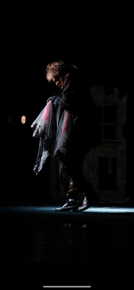 mariozaragoza's tweet photo. "Finitud" me recuerda a una obra de teatro clásico con un español refinado creando un intrincado y poderoso canon a tres voces. 

Opiniones de nuestro público.  

Foto Ivan Zaragoza https://t.co/T2fuHvO4TJ