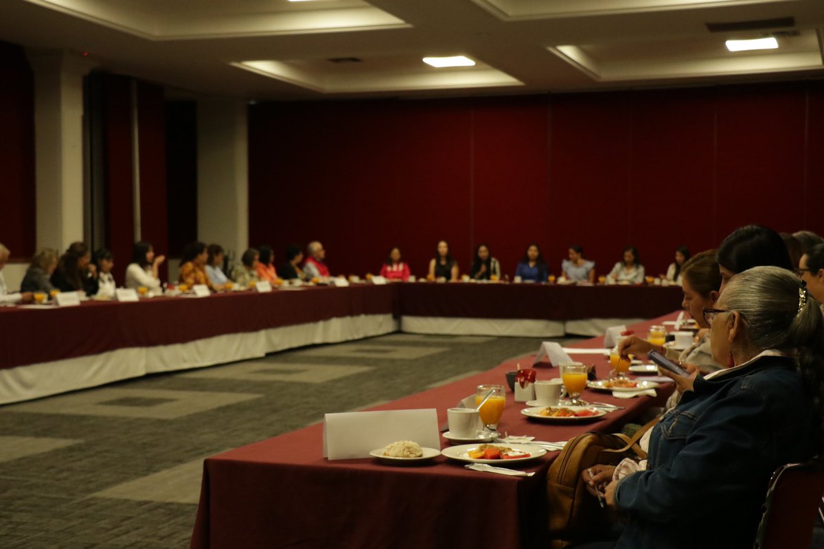 El día de hoy acompañada por la <a href="/LauraEstradaMau/">Laura Estrada Mauro</a>  realizó un conversatorio con más de 40 mujeres del sector productivo y empresarial de nuestro Estado con el fin de seguir impulsando el crecimiento y desarrollo de todas las mujeres y sus familias.