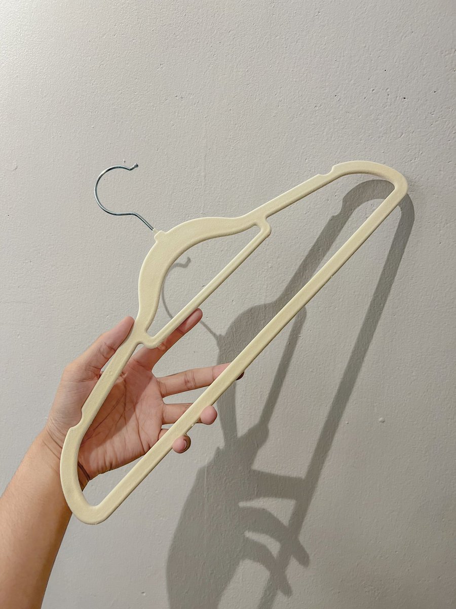 Done beli 100 pcs hanger, supaya nampak seragam dalam almari. Pening aku tgk hanger lama aku warna warni je 🤣

Ok la harga dia sbb premium punya kan, lagi banyak beli lagi murah. Ni aku beli dekat shopee je