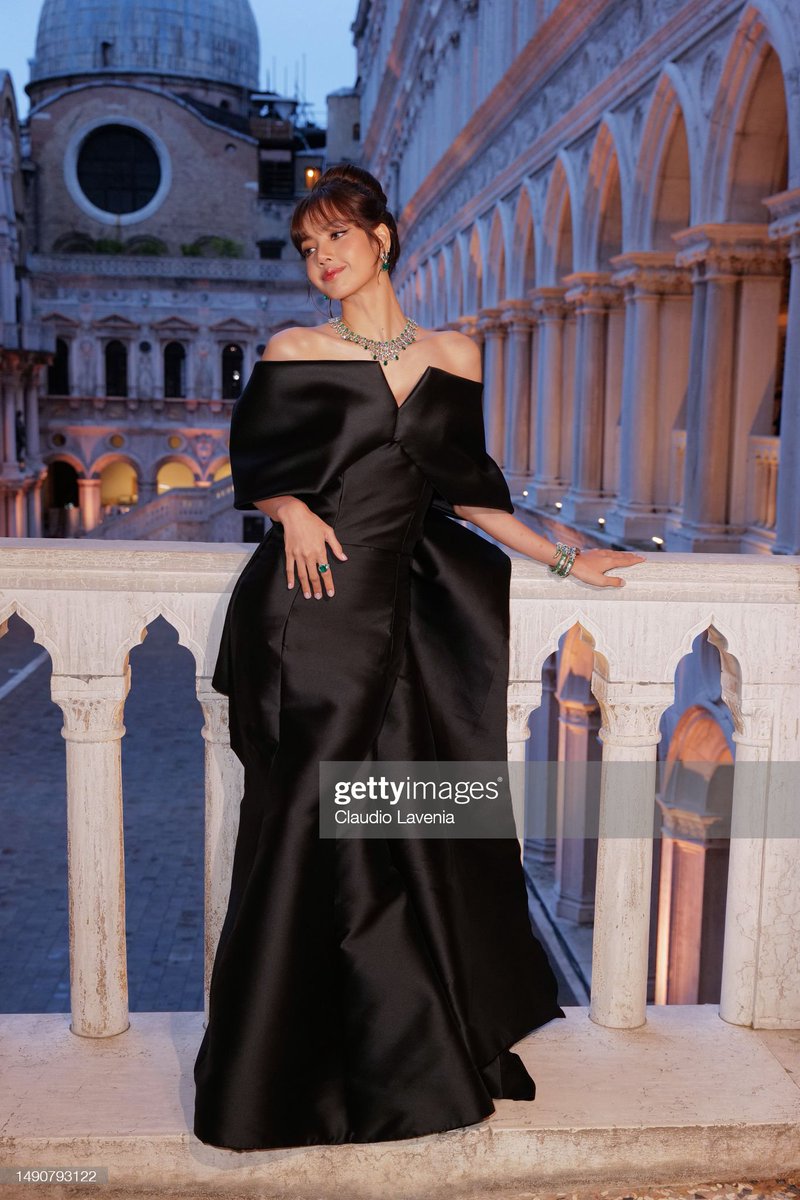 BLACKPINK's Lisa attends the "Bulgari Mediterranea High Jewelry" event at Palazzo Ducale in Venice. 

More 📸 #BulgariMediterranea 👉 bit.ly/41HvEFw  
<a href="/BLACKPINK/">BLACKPINKOFFICIAL</a>