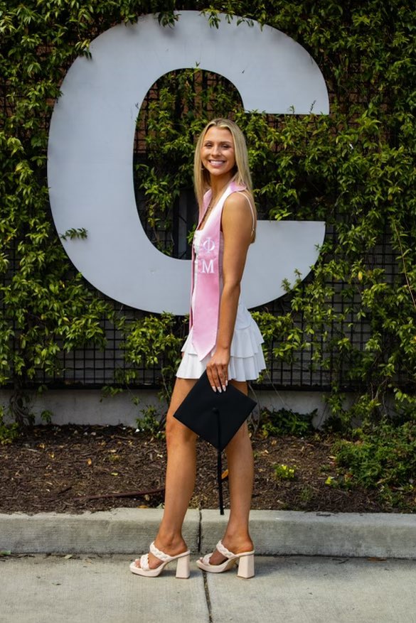 KathyLudowig's tweet photo. What a week! Congratulations @emilyLudowig  and @rebeccaludowig 🎓🎓 https://t.co/DuNvBkXCUY
