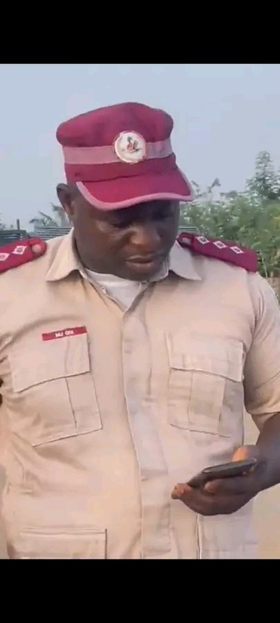 AlhajiTauheed's tweet photo. When @RealSeunKuti Slapped the Police, the news was everywhere, everyone was Castigating anyhow, but when the Federal Road Safety Corps Nigeria officer Slapped a Civilian everyone keep mute as if we civilians don't have rights in this Country. #Wecancontinuelikethis @sowore https://t.co/6c0rAtakvD