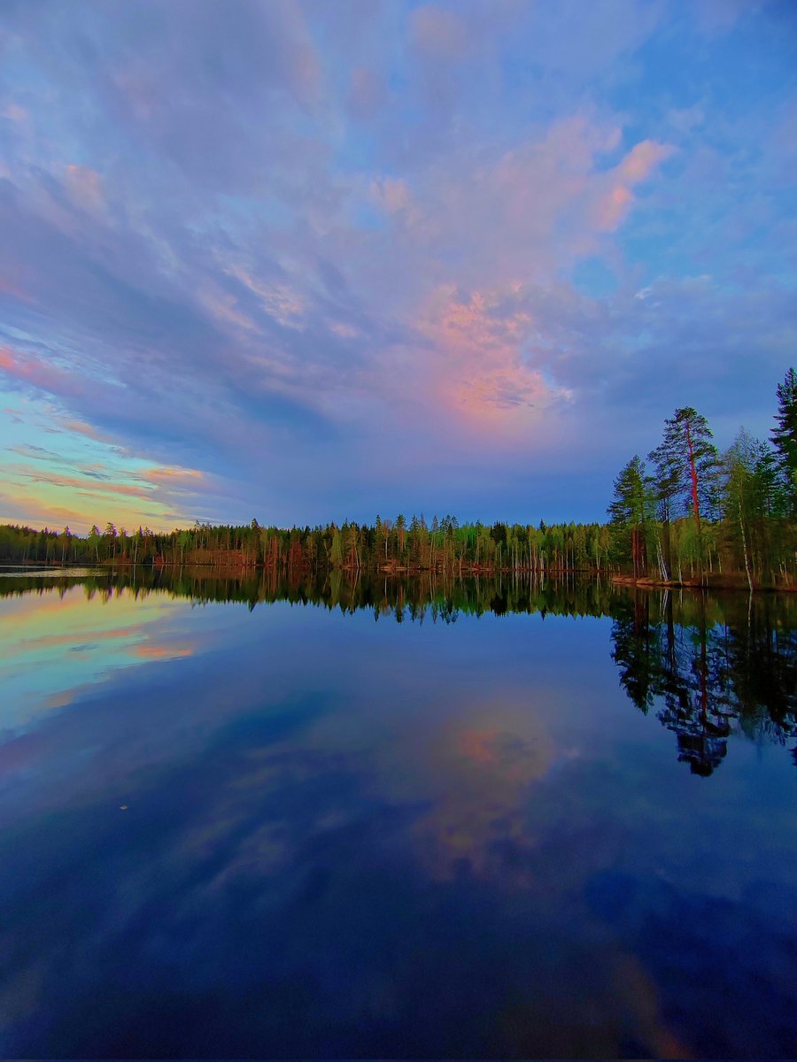 ElseKruskopf's tweet photo. Hyvää huomenta. Minä julistan nyt kesän alkaneeksi. Meidän järven pinnassa pääskyset lentelivät iloisesti ja toivottivat terkkuja etelän mailta🐦🎶Tervetuloa ihanuudet👌 Iloa keskiviikkoon😊 #Finland 🇫🇮#Jaala #summervibes #swallowsareback #StandWithUkraine️ 💛💙 https://t.co/LTMVjRVmVw