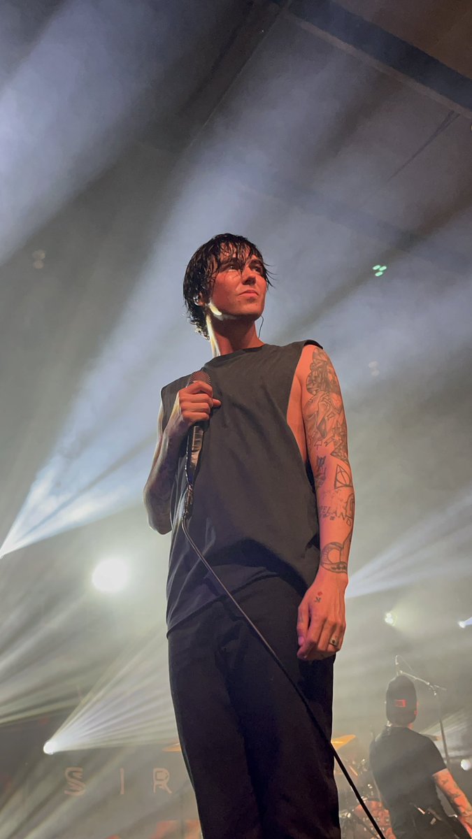 Marissa10303's tweet photo. First concert of the Family Tree Tour in Little Rock!! #sleepingwithsirens #completecollapse #familytree https://t.co/ESNVxJrUUi