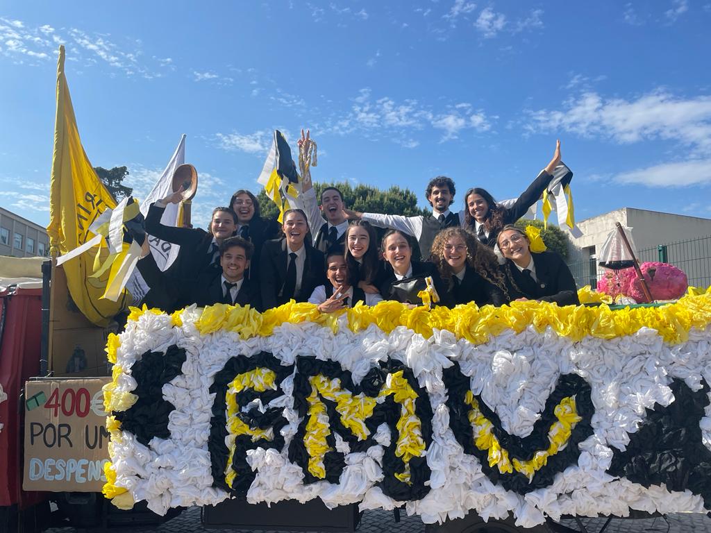 joaoofy's tweet photo. Melhor carro alegórico do cortejo 💛🤍 https://t.co/1YZjpoV3st
