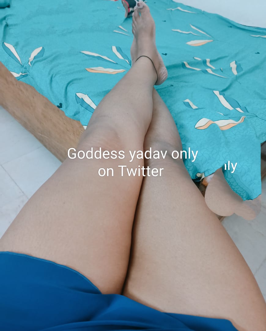 Tell me how much weak you feel to these legs... 👣
#delhimistress #indianmistress