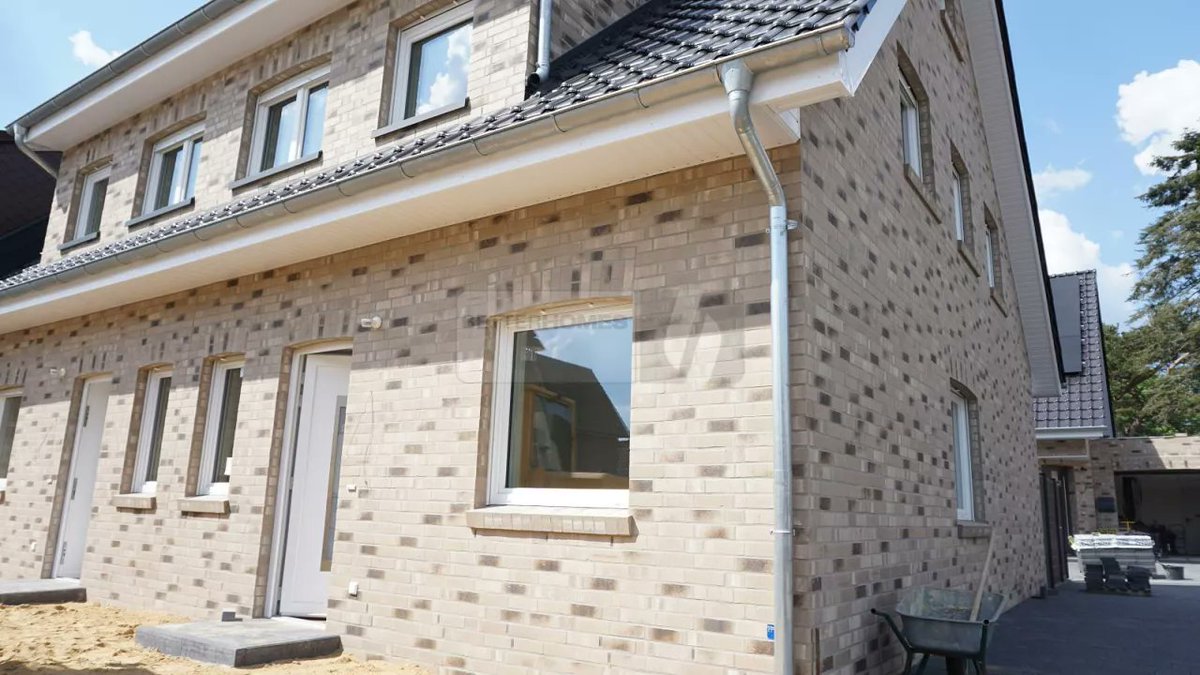 immo_reedb's tweet image. #Doppelhaushälfte #zuverkaufen #Bramsche #Niedersachsen #KreisOsnabrück #Deutschland #reedbWOHNTRAUM FÜR FAMILIEN UND PAARE! Zum Kauf angeboten wird eine wunderschöne Doppelhaushälfte...   reedb.com/ad-1048076-bra…