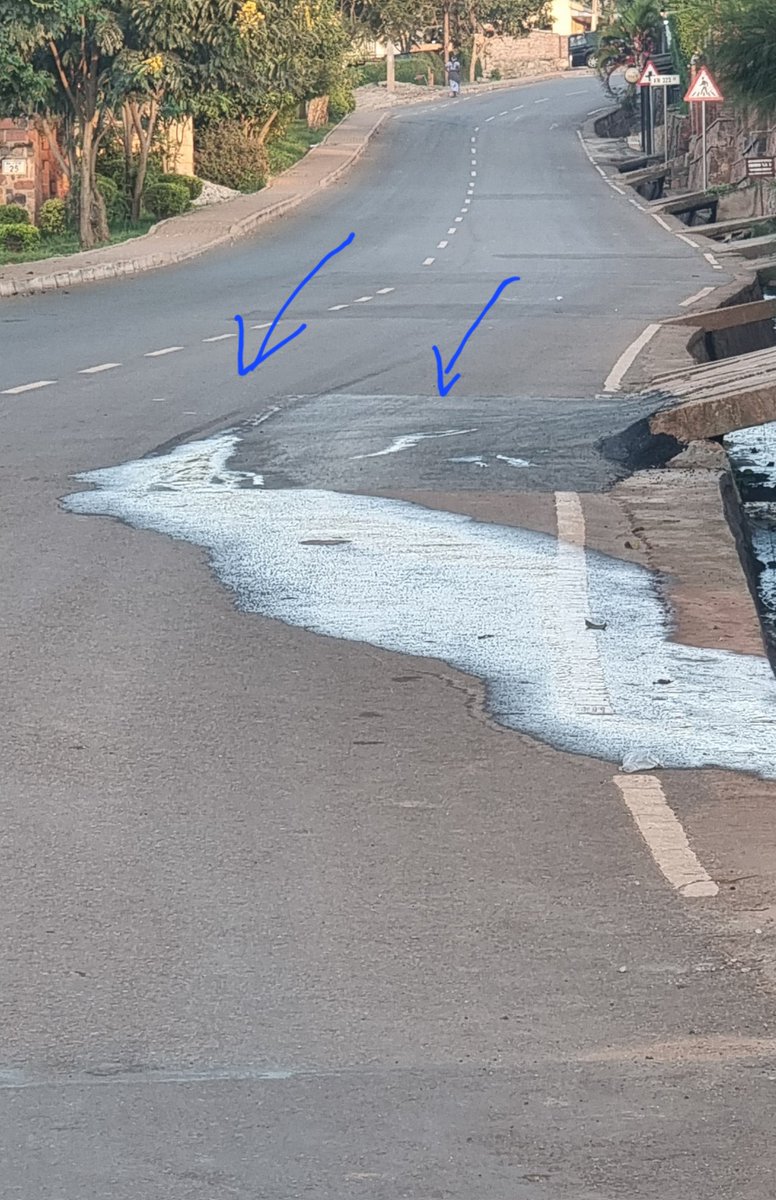 malikpilote's tweet image. Dear @wasac_rwanda Team,
Kindly, i would like to inform you that the place you repaired seems didn't worked as expected, there's always leackage water as you see on below picture, you need to reopen and repair again.
#Wasac
KN278 st near No.20 House
