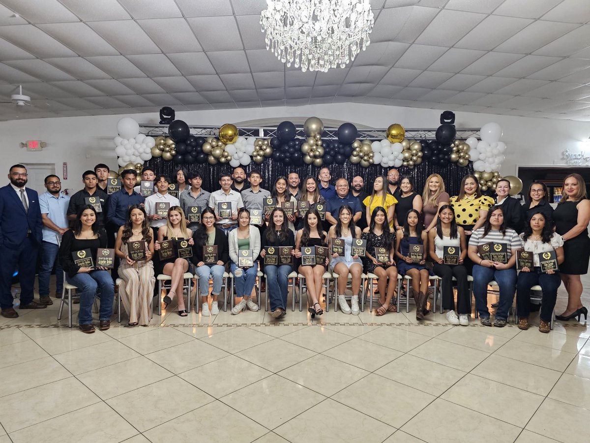Jag_02179's tweet photo. 2023 Varsity Boys & Girls Track & Field Awards Banquet 🚜🔥🔥🔥 #VivaLaMaquina #BuildingChampions #JacketMentality @vcardenas32 https://t.co/8NBV8TdD3Z